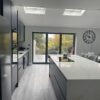Aura 15 Porcelain breakfast bar with white worktop and stools