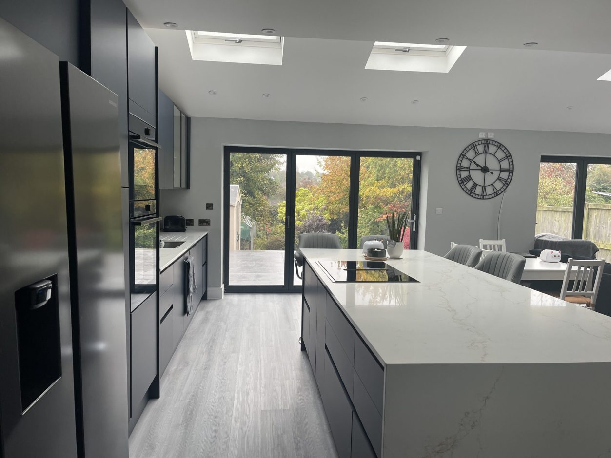 Aura 15 Porcelain breakfast bar with white worktop and stools